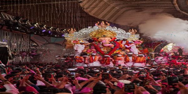 राज्यात लाडक्या गणरायाला निरोप देण्यासाठी भक्तांचा जनसागर उसळला