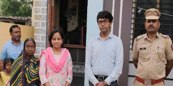 छ. संभाजीनगर - पीडित कुटुंबाला जिल्हाधिकाऱ्यांचा धीर; सेवा संकल्प अभियानांतर्गत आखाडा बाळापूर येथे भेट