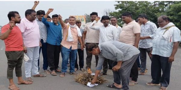 गुरुकुंज मोझरीत दुष्काळी शासन निर्णयाची होळी; शेतकऱ्यांचा संताप