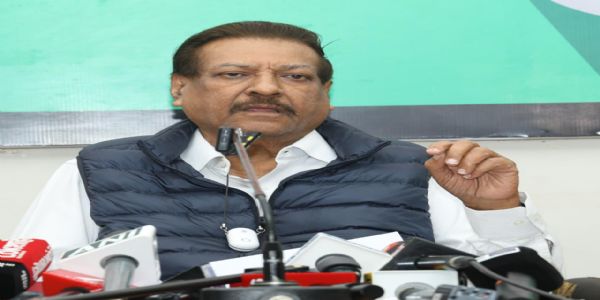 निवडणूक आयोगाच्या कामकाजाची चौकशी करून मुख्य निवडणूक आयुक्तांना पदावरून हटवावे : पृथ्वीराज चव्हाण