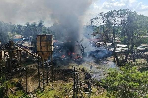 म्यानमारमधील रखाइनमध्ये लष्कराचा भीषण हवाई हल्ला; ४९ जणांचा मृत्यू, ५८ जखमी म्यानमारमधील रखाइनमध्ये लष्कराचा भीषण हवाई हल्ला; ४९ जणांचा मृत्यू, ५८ जखमी