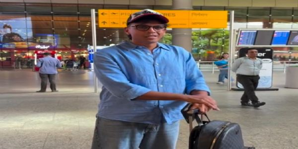 गायक अभिजीत सावंत ने एयरपोर्टवर गायलं मोहब्बतें लुटाऊँगा गाणं