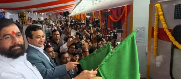 मुंबई सावंतवाडी नव्या एक्स्प्रेसला उपमुख्यमंत्री एकनाथ शिंदे नीतेश राणे यांच्याकडून हिरवा झेंडा मुंबई सावंतवाडी नव्या एक्स्प्रेसला उपमुख्यमंत्री एकनाथ शिंदे नीतेश राणे यांच्याकडून हिरवा झेंडा