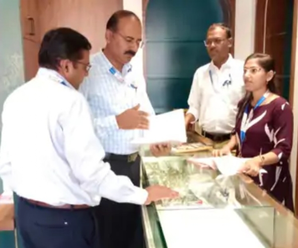 दर्यापुरात अवैध सावकारीवर सहकार विभागाची धाड:पाच पथकांनी तीन ठिकाणांहून कोरे धनादेश, स्टॅम्पसह संशयास्पद दस्तऐवज जप्त केले