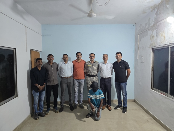 ताब्यातील आरोपीसह पोलिस