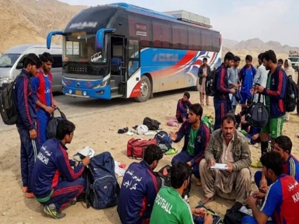 क्वेटाला जात असलेल्या फुटबॉल संघाची शस्त्रधाऱ्यांकडून लूट; सुरक्षा इशाऱ्याकडे दुर्लक्ष महागात