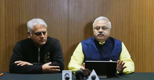 सुनील आंबेकर लंदन मे आयोजित प्रेस वार्ता को संबोधित करते हुए सुनील आंबेकर लंदन मे आयोजित प्रेस वार्ता को संबोधित करते हुए