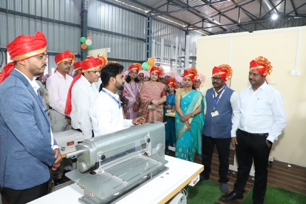 चप्पल निर्मिती युनिटचे उद्घाटन जिल्हा नियोजन अधिकारी विक्रम देशमुख यांच्या हस्ते चप्पल निर्मिती युनिटचे उद्घाटन जिल्हा नियोजन अधिकारी विक्रम देशमुख यांच्या हस्ते