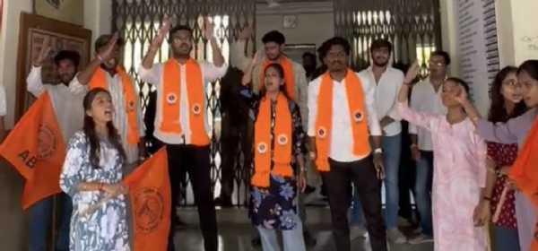 अमरावती विद्यापीठातील मेसवर ‘अभाविप’चा हल्लाबोल; निकृष्ट जेवण व दारूच्या बाटल्यांवरून तीव्र आंदोलनविदर्भा प्रजासत्ताक दि.४ अमरावती,  : संत गाडगे बाबा अमरावती विद्यापीठातील विद्यार्थ्यांच्या आरोग्याशी खेळ सुरू असल्याचा गंभीर आरोप करत अखिल भारतीय विद्यार्थी परिषद (अभाविप) आक्रमक झाली आहे. विद्यापीठ परिसरातील मेसमध्ये अस्वच्छता, निकृष्ट दर्जाचे जेवण दिले जात असल्याच्या तक्रारींसह परिसरात दारूच्या बाटल्या आढळून आल्याने अभाविपच्या कार्यकर्त्यांनी विद्यापीठ प्रशासनाविरोधात तीव्र आंदोलन छेडले.विद्यापीठातील मेसमध्ये विद्यार्थ्यांना दिला जाणारा आहार हा दर्जाहीन असल्याचा आरोप आंदोलकांनी केला. अन्नाच्या गुणवत्तेबाबत वारंवार तक्रारी करूनही प्रशासनाने याकडे गांभीर्याने लक्ष दिले नसल्याने विद्यार्थ्यांमध्ये संतापाची भावना निर्माण झाली आहे. मेस परिसरातील अस्वच्छतेमुळे विद्यार्थ्यांच्या आरोग्याचा प्रश्नही गंभीर बनल्याचे अभाविपने म्हटले आहे.दरम्यान, विद्यापीठ परिसरात दारूच्या बाटल्या आढळून आल्याने विद्यार्थ्यांच्या सुरक्षिततेवरही प्रश्नचिन्ह उपस्थित करण्यात आले आहे. शैक्षणिक परिसरात अशा प्रकारची परिस्थिती निर्माण होणे अत्यंत गंभीर असून, यासाठी जबाबदार असणाऱ्यांवर कारवाई करण्याची मागणी आंदोलकांनी केली.या सर्व प्रकाराविरोधात अभाविपच्या वतीने विद्यापीठ प्रशासनाविरोधात घोषणाबाजी करत आंदोलन करण्यात आले. विद्यार्थ्यांना स्वच्छ, सकस आणि दर्जेदार आहार मिळावा तसेच मेस व्यवस्थेची तातडीने चौकशी करून दोषींवर कठोर कारवाई करण्यात यावी, अशी मागणी करण्यात आली.विद्यार्थ्यांच्या आरोग्याशी आणि सुरक्षेशी कोणत्याही प्रकारची तडजोड खपवून घेतली जाणार नाही. प्रशासनाने तातडीने योग्य उपाययोजना न केल्यास आंदोलन अधिक तीव्र करण्याचा इशाराही अभाविपच्या पदाधिकाऱ्यांनी दिला आहे.