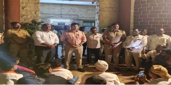 पालकमंत्री येईपर्यंत उठणार नाही’; मोहोळमध्ये मराठा समाज आक्रमक
