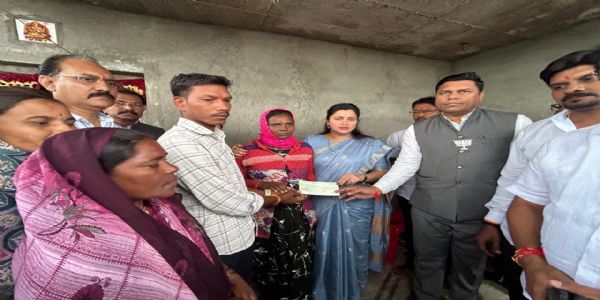 नवजात शिशू गमावलेल्या आईला नवनीत राणांकडून २ लाखांची मदत
