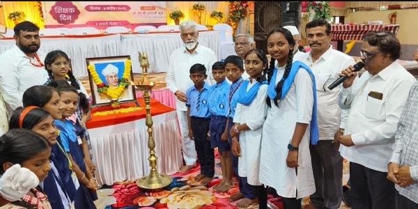 गुणवत्तापूर्ण शिक्षणासोबत विद्यार्थ्यांमध्ये संस्कार, कर्तव्यभावना व राष्ट्रभक्ती रुजविण्यावर भर द्यावा - भुसे