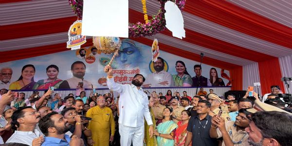 कोपरीच्या अष्टविनायक चौकात रंगला उपमुख्यमंत्री दहीहंडी उत्सव; शिंदेंच्या हस्ते ‘नशामुक्तीची हंडी’