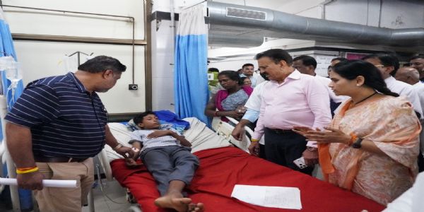 पालकमंत्री गिरीश महाजन यांची कळवण उपजिल्हा रुग्णालयास भेट