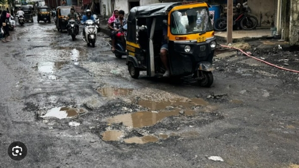 कंत्राटदाराची मनमानी कंत्राट मिळून हि कामाला सुरवात नाही गणेश मिरवणुकीला खड्ड्यांचे ग्रहण