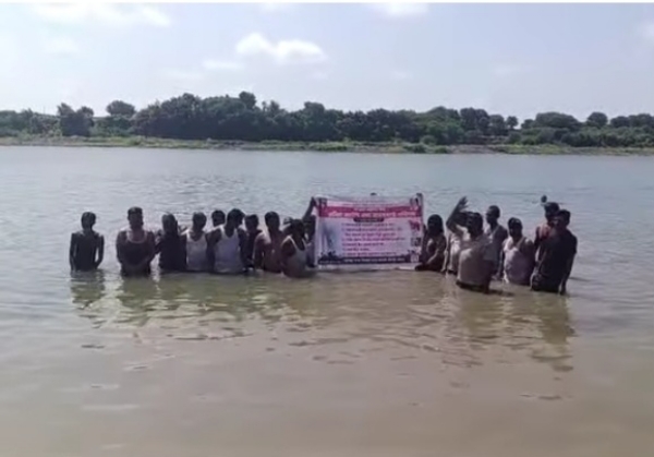 खळी येथे वीज प्रश्नावर जलसमाधी आंदोलन