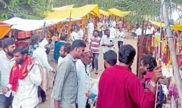 राजुराबाजार येथे बैल सजावटीच्या साहित्याची रेलचेल
