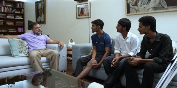 बिहारमधील जखमी विद्यार्थ्यांची राहुल गांधींनी घेतली भेट