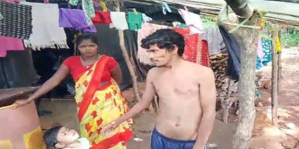 रायगड - घरकुलाच्या प्रतीक्षेत दिव्यांग कुटुंब; चार वर्षे झोपडीतच संसार