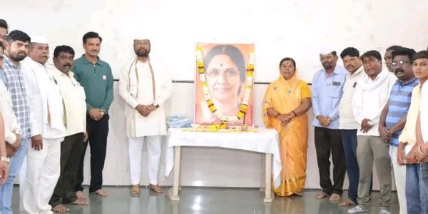 सिल्लोड - मीनाताई ठाकरे यांना स्मृतिदिनी अभिवादन