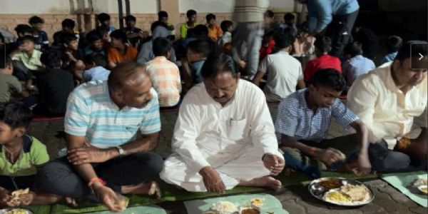 अमरावती - खासदारांची डोमा आश्रमशाळेत विद्यार्थ्यांसोबत जेवणाची पंगत