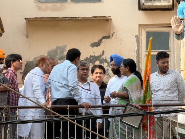 दिल्लीच्या मुख्यमंत्री रेखा गुप्ता घटनास्थळी पाहणी करताना दिल्लीच्या मुख्यमंत्री रेखा गुप्ता घटनास्थळी पाहणी करताना