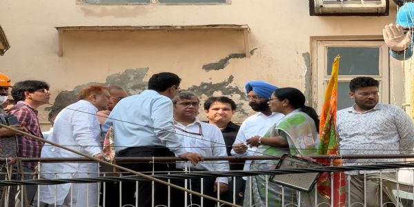 दिल्लीतील सत्य निकेतन दुर्घटनेप्रकरणी उपायुक्तांसह 5 अधिकारी निलंबित