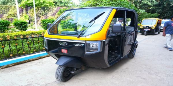 लातूरमधील 6 रिक्षाचालकांना प्रत्येकी १० हजारांची मदत