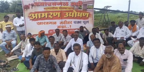 अमरावती - खारवगळ नाल्यात शेतकऱ्यांचे अनोखे आमरण उपोषण; पक्का पूल बांधण्याची मागणी