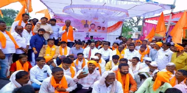 बीड जिल्हाधिकारी कार्यालयासमोर उबाठा गटाचे आंदोलन