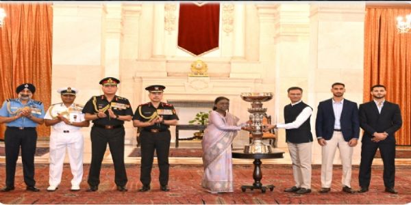 राष्ट्रपती द्रौपदी मुर्मूंकडून ड्युरँड कप विजेत्या ईस्ट बंगालला प्रेसिडेंट्स कप ट्रॉफी प्रदान