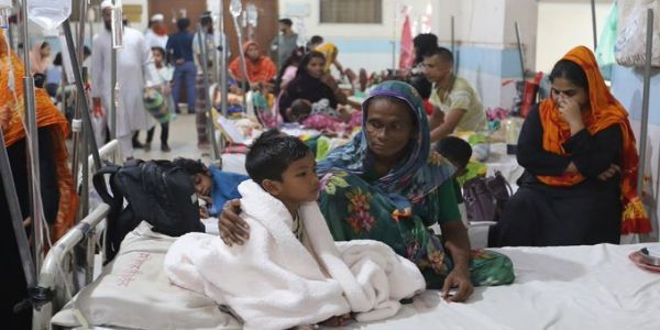 बांगलादेशात डेंग्यूचा कहर: रुग्णालयांवर वाढला ताण
