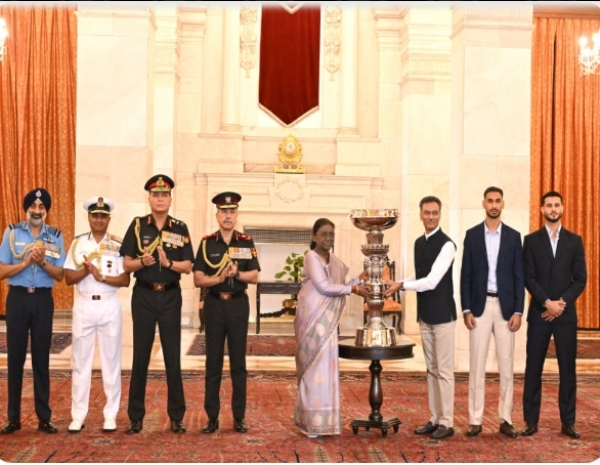 राष्ट्रपती द्रौपदी मुर्मूंकडून ड्युरँड कप विजेत्या ईस्ट बंगालला प्रेसिडेंट्स कप ट्रॉफी प्रदान राष्ट्रपती द्रौपदी मुर्मूंकडून ड्युरँड कप विजेत्या ईस्ट बंगालला प्रेसिडेंट्स कप ट्रॉफी प्रदान