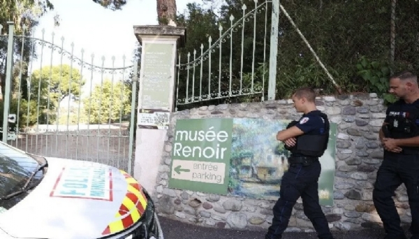 फ्रान्सच्या रेनॉयर म्युझियममध्ये चोरट्यांकडून 98 कोटींच्या चित्रांची चोरी फ्रान्सच्या रेनॉयर म्युझियममध्ये चोरट्यांकडून 98 कोटींच्या चित्रांची चोरी