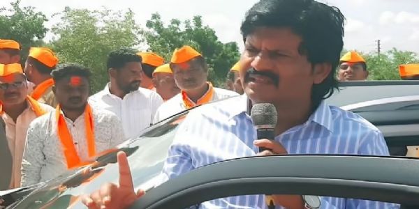 मराठा आरक्षणासाठी कामतीत रास्ता रोको; पडळकरांचा ताफा अडवला