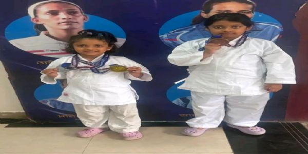 बीडच्या दोन मुलींनी राज्य कराटे स्पर्धेत केले यश संपादन