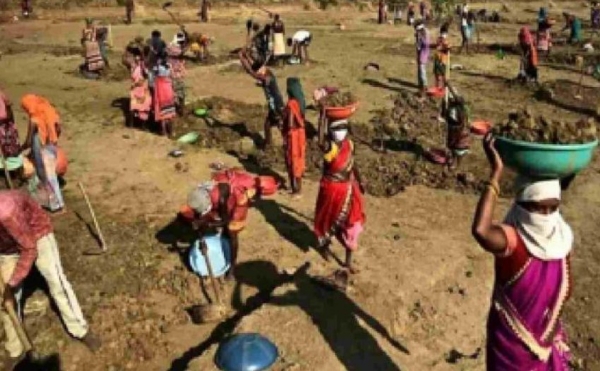 श्रमदानातून केलेल्या रस्त्यावर चक्क काढला शासकीय निधी !