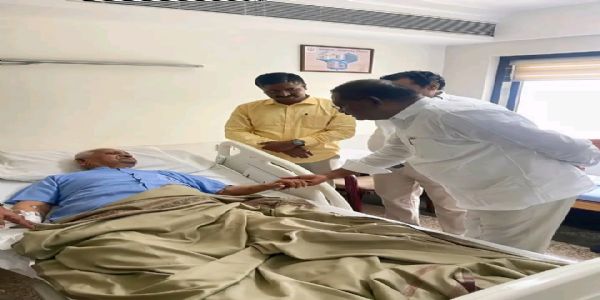 आ. सुरेश धस यांनी घेतली अण्णा हजारे यांची सदिच्छा भेट